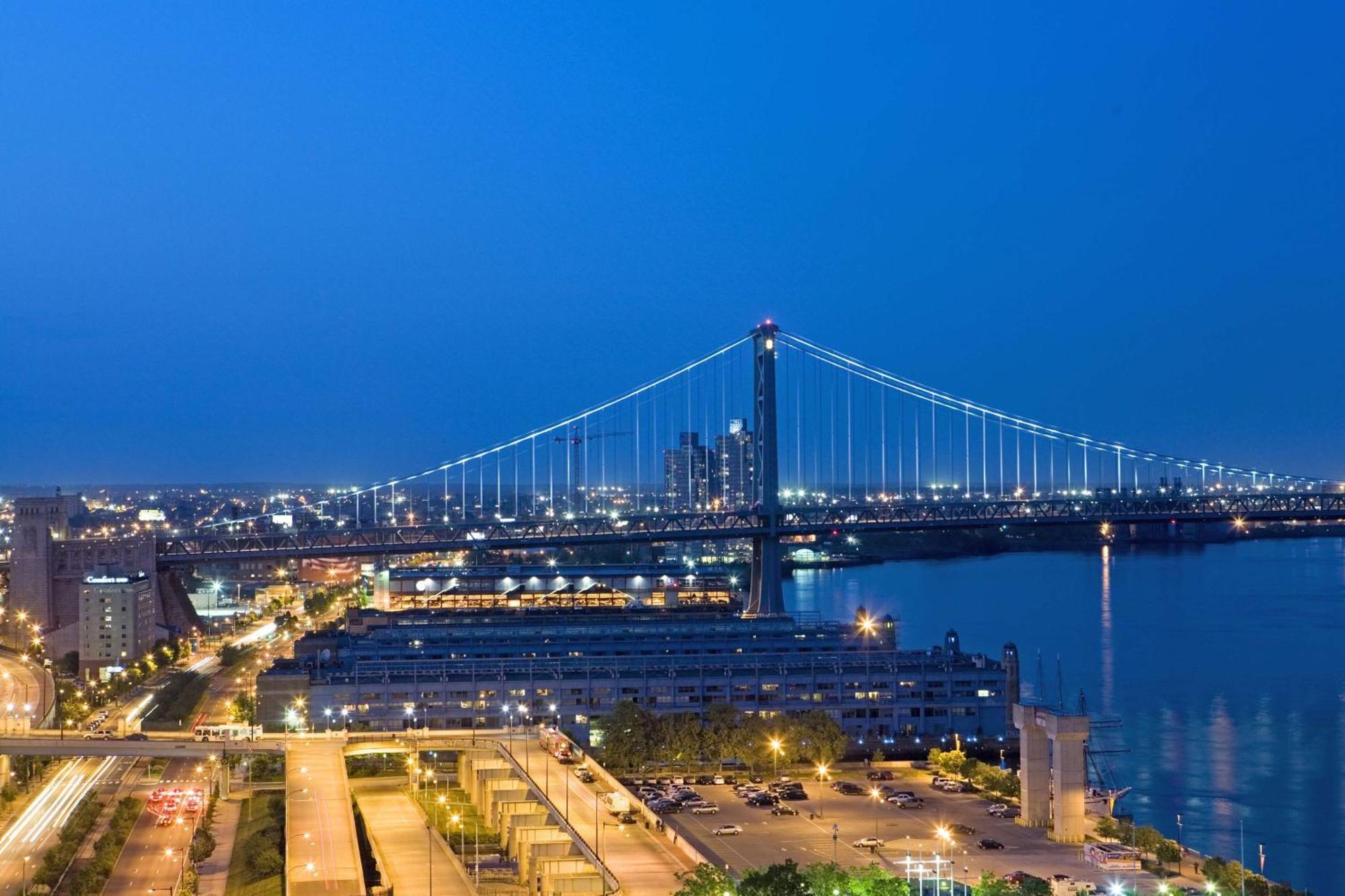 מלון Hilton Philadelphia At Penn'S Landing מראה חיצוני תמונה