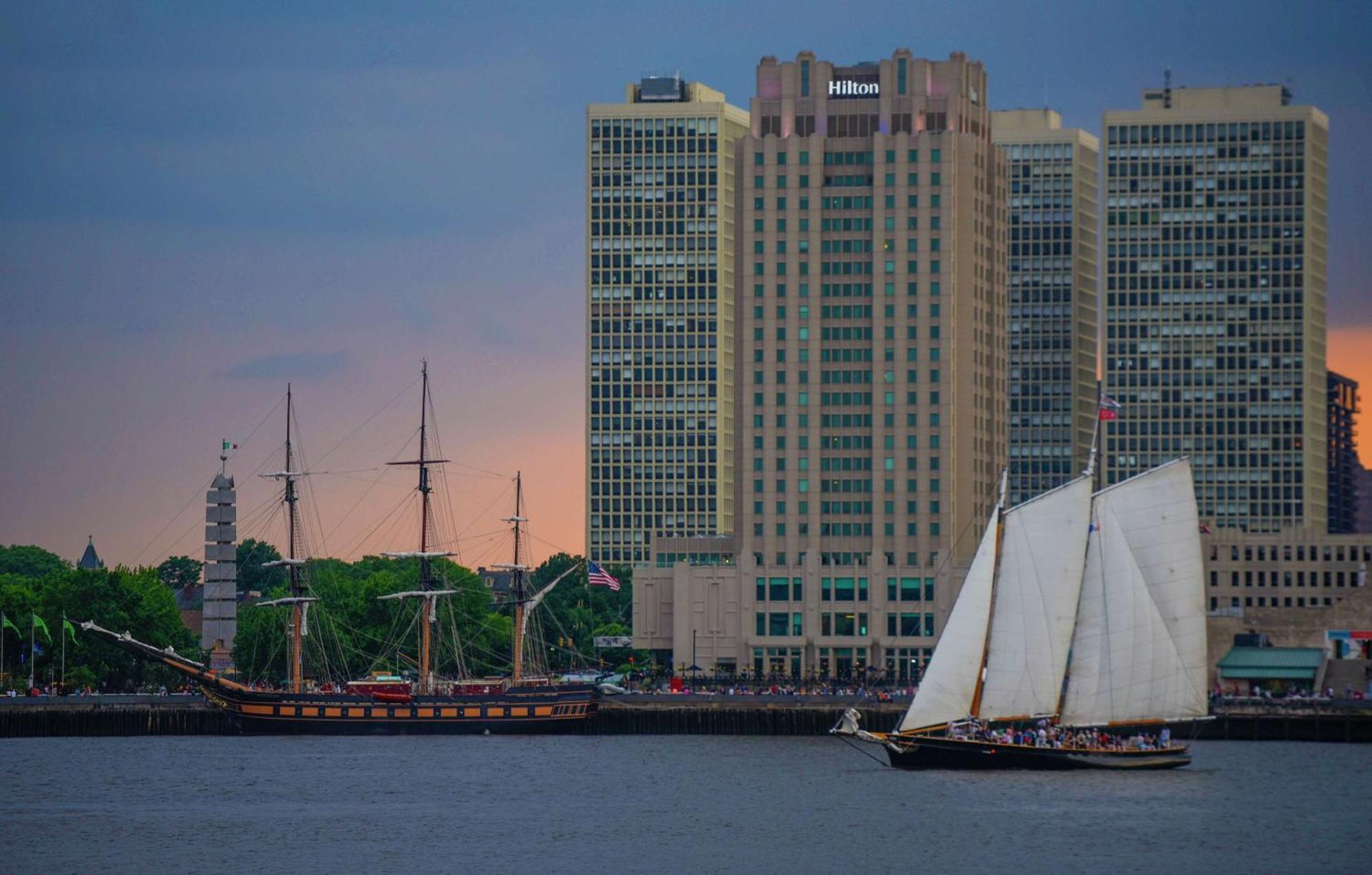 מלון Hilton Philadelphia At Penn'S Landing מראה חיצוני תמונה
